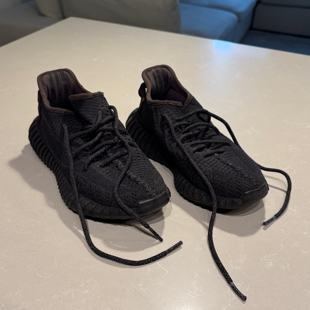 YEEZY BOOST SNEAKERS